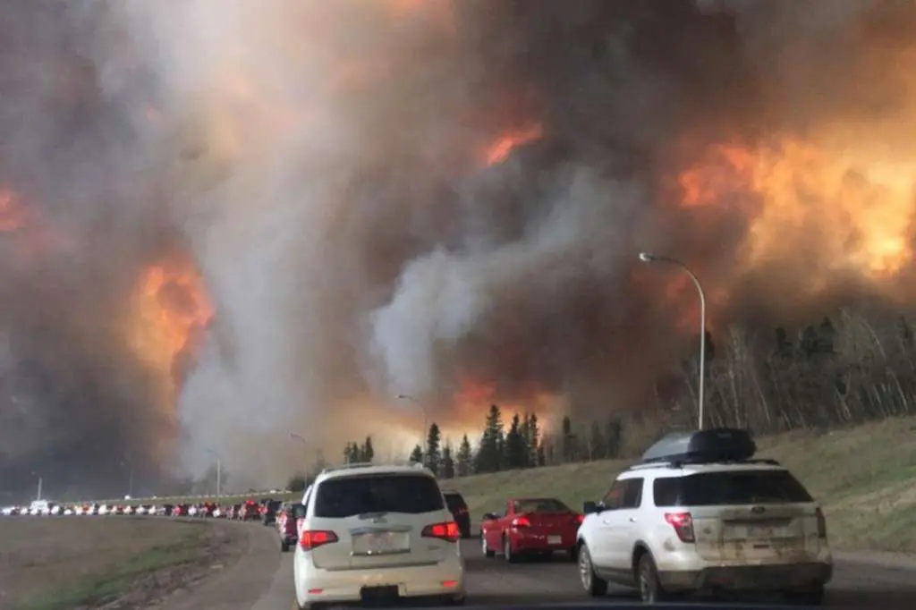 evac_cars_csm_Landscape_view_of_wildfire_near_Highway_63_in_south_Fort_McMurray__cropped__256f9585e9.jpg