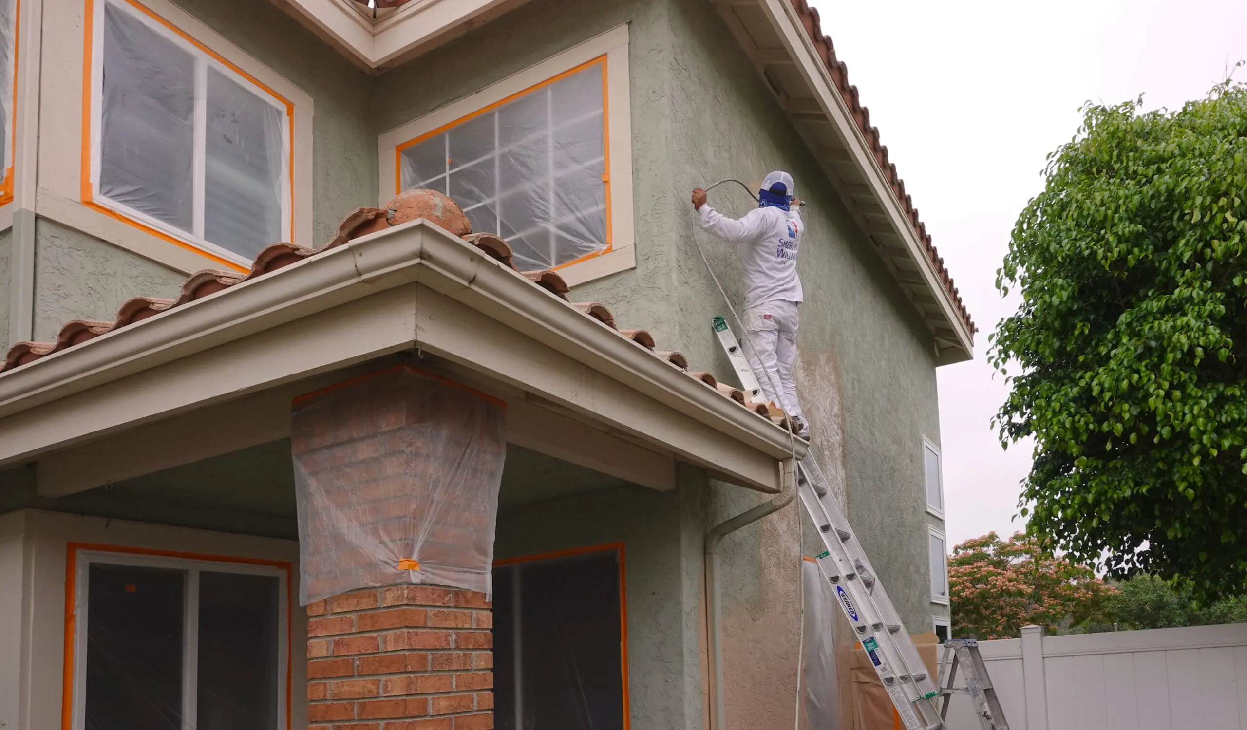 Worker,Using,A,Spray,Paint,Gun,To,Paint,The,Stucco